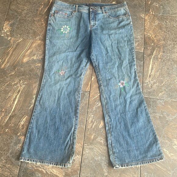 NWT New York & Company Flared Jeans- Super cute flower embroidery. Size 18 - Picture 1 of 15